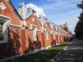 Красная стена санатория "Петродворец"